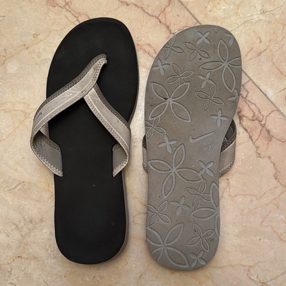 Nike Flip Flops - Picture 2 of 3